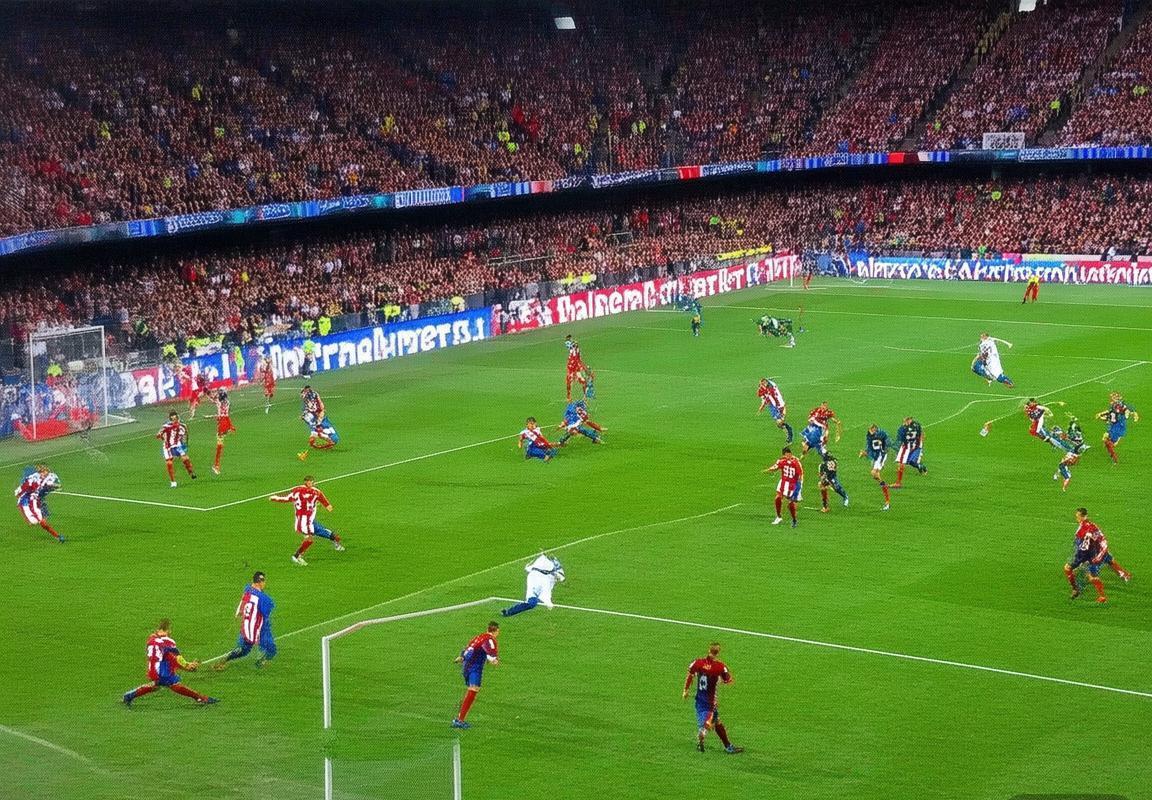 巴塞罗那VS皇家马德里：西甲巅峰对决经典瞬间回顾(图4)